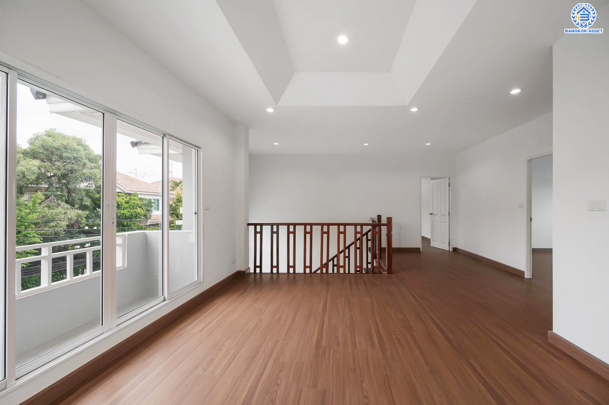 บ้านมือสองตกแต่งใหม่ โครงการ นาราวัลย์ บรมราชชนนี เนื้อที่ 71.8 ตร.ว. ฟังก์ชัน 3 ห้องนอน 4 ห้องน้ำ 1 ห้องแม่บ้าน จอดรถได้ 2 คัน บนพื้นที่ใช้สอยเกือบ 220.58 ตร.ม. พร้อมพื้นที่สีเขียวสนามหญ้ากว้างขวาง ตอบโจทย์ครอบครัวใหญ่ บนทำเลศักยภาพ เชื่อมต่อทั้งถนนกาญจนาภิเษก และทางคู่ขนานลอยฟ้าบรมราชชนนี ใกล้ ม.มหิดล, สถานีขนส่งสายใต้ใหม่ และเซ็นทรัลปิ่นเกล้า